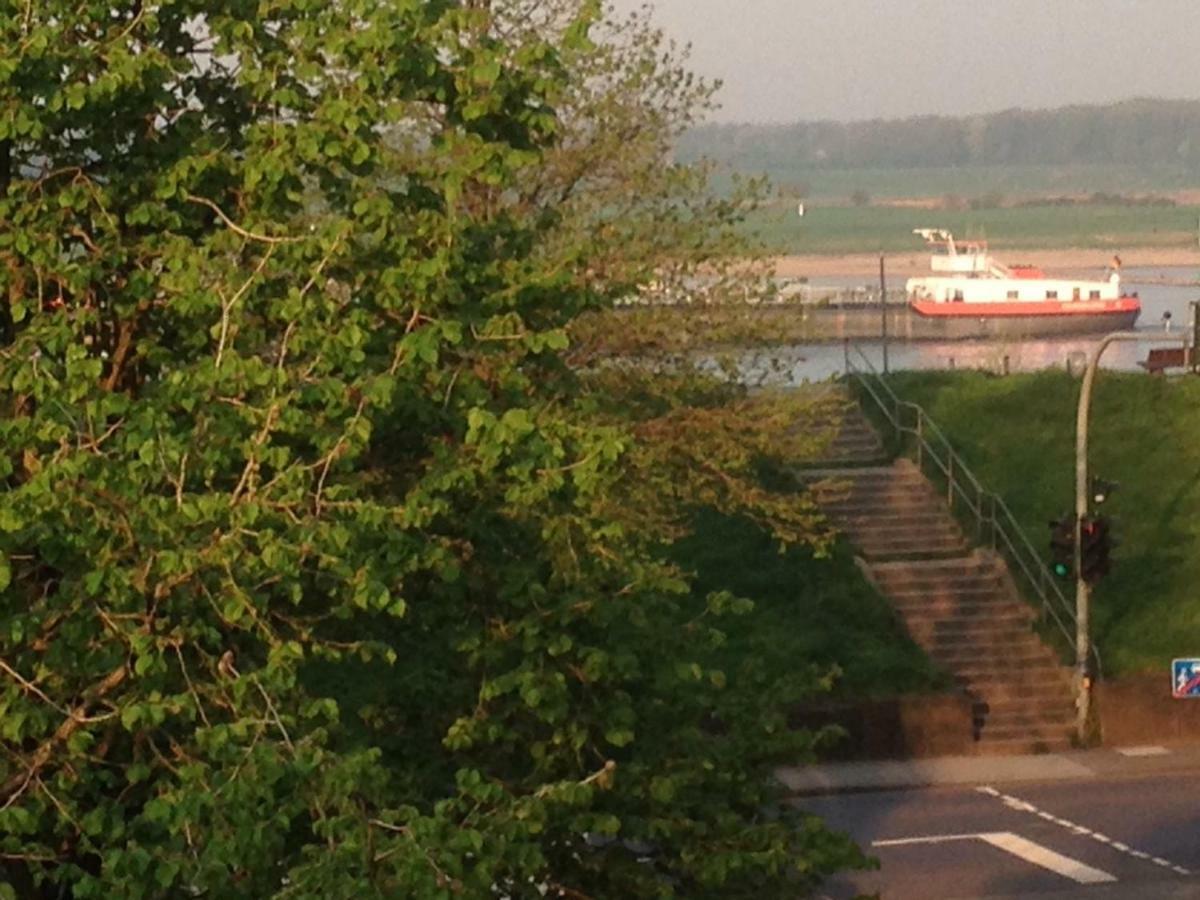 Grosse Ferienwohnung An Der Rheinpromenade Three Duisburg Exteriör bild